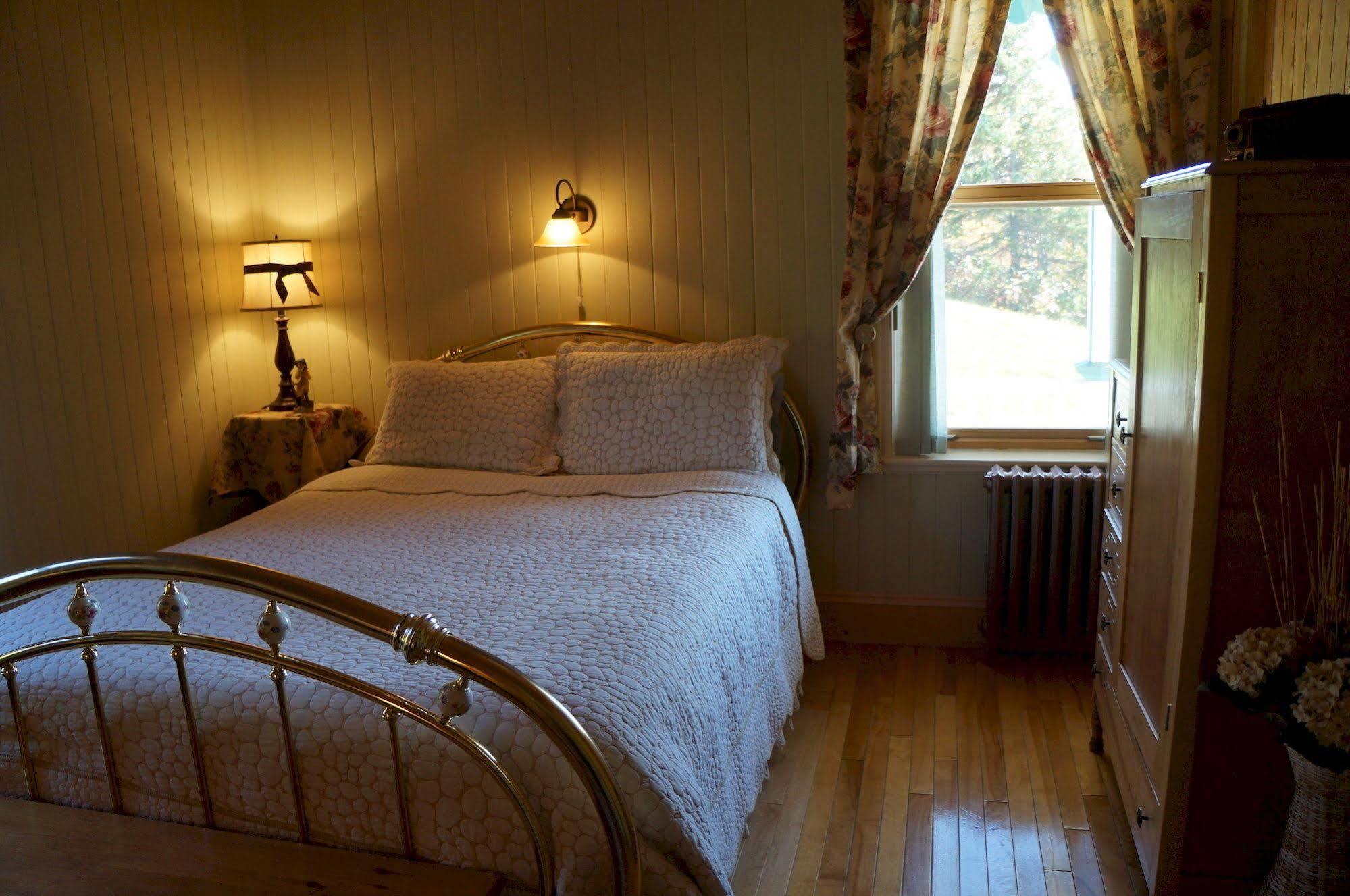 Le Manoir Du Vieux Presbytere Port-Daniel Luaran gambar